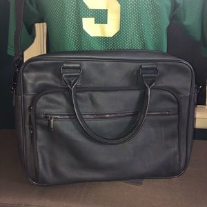 Wilson’s Leather Gen. Leather Navy Messenger Bag